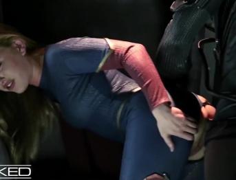 Supergirl соблазняет Brainiac на анальный секс - Злые пародии