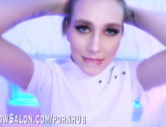 БРЮНЕТКА BABE FIONA ВЫСТАВЛЯЕТ ЧАСЫ, ДЖЕРСЫ И ДИСКИ