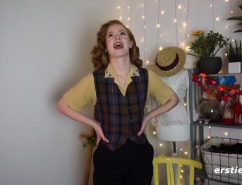 сексуальная рыжая имеет интенсивный оргазм с черным настроением