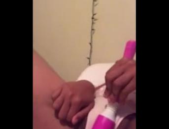 Миниатюрная юная девушка мастурбирует игрушками