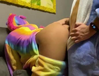 Стич так жестко трахает единорога !! Он кончает в ее красотку в попку!