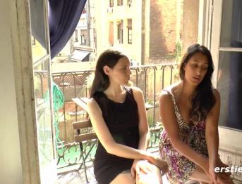 Горячая брюнетка лесбиянок в эротическом занятии любовью