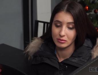 Debt4k. Sexy Lady не имеет денег на машину, но управляет ими с волосатой киской