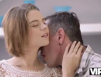 VIP4K. Богатый джентльмен может ежедневно заниматься сексом с красивой девушкой