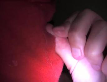 Ногти кусают пальцы фетиша и сосут большой палец, небрежное поклонение руке