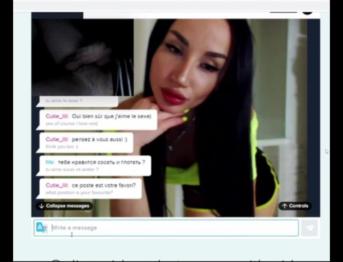 Сексуальная русская юная девушка показывает перед вебкамерой