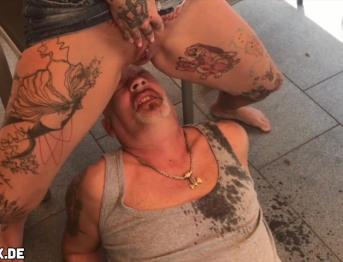 Вот как писают публичные шлюшки - публично, на улице, в ярости! Компиляция