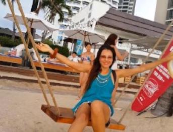 Без трусиков на пляжной вечеринке # светит на публике