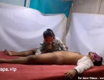 Возбужденный любовник занимается любовью в безопасном месте