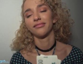 Public Agent Миниатюрная кудрявая испанка Geishakyd трахается раком в коридоре