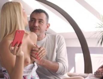 ПАПА4К. Зрелый мужик не упускает шанса повеселиться с симпатичной подругой сына